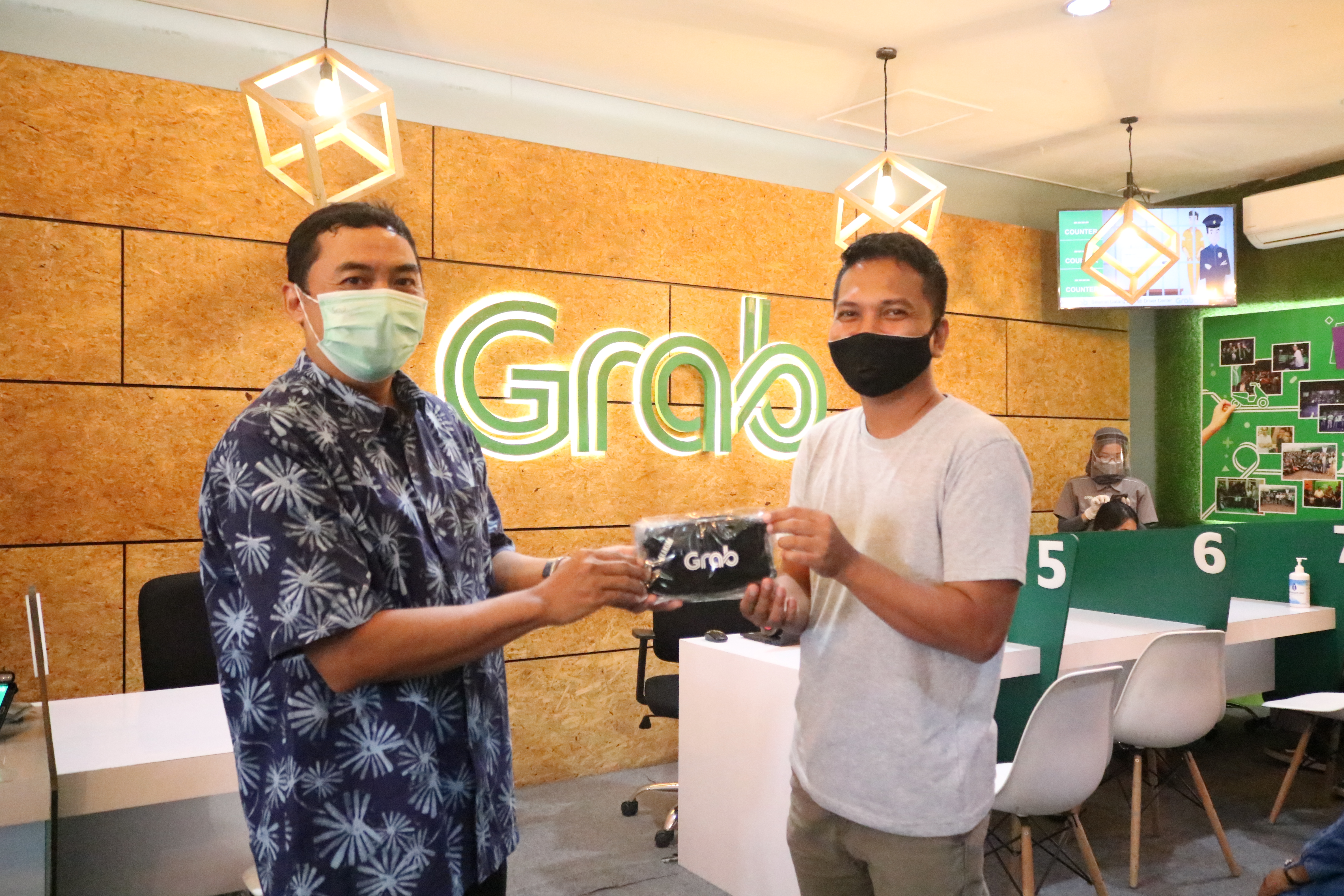 Bantuan 230 Masker Buatan Mahasiswa STMIK Akakom untuk Ojol GRAB